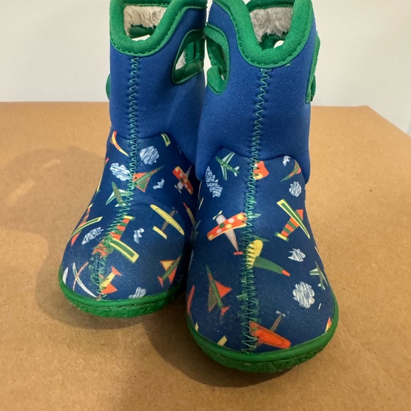 Baby Bogs insulated waterproof boots, Airplanes print, toddler size 6 - Picture 2 of 6